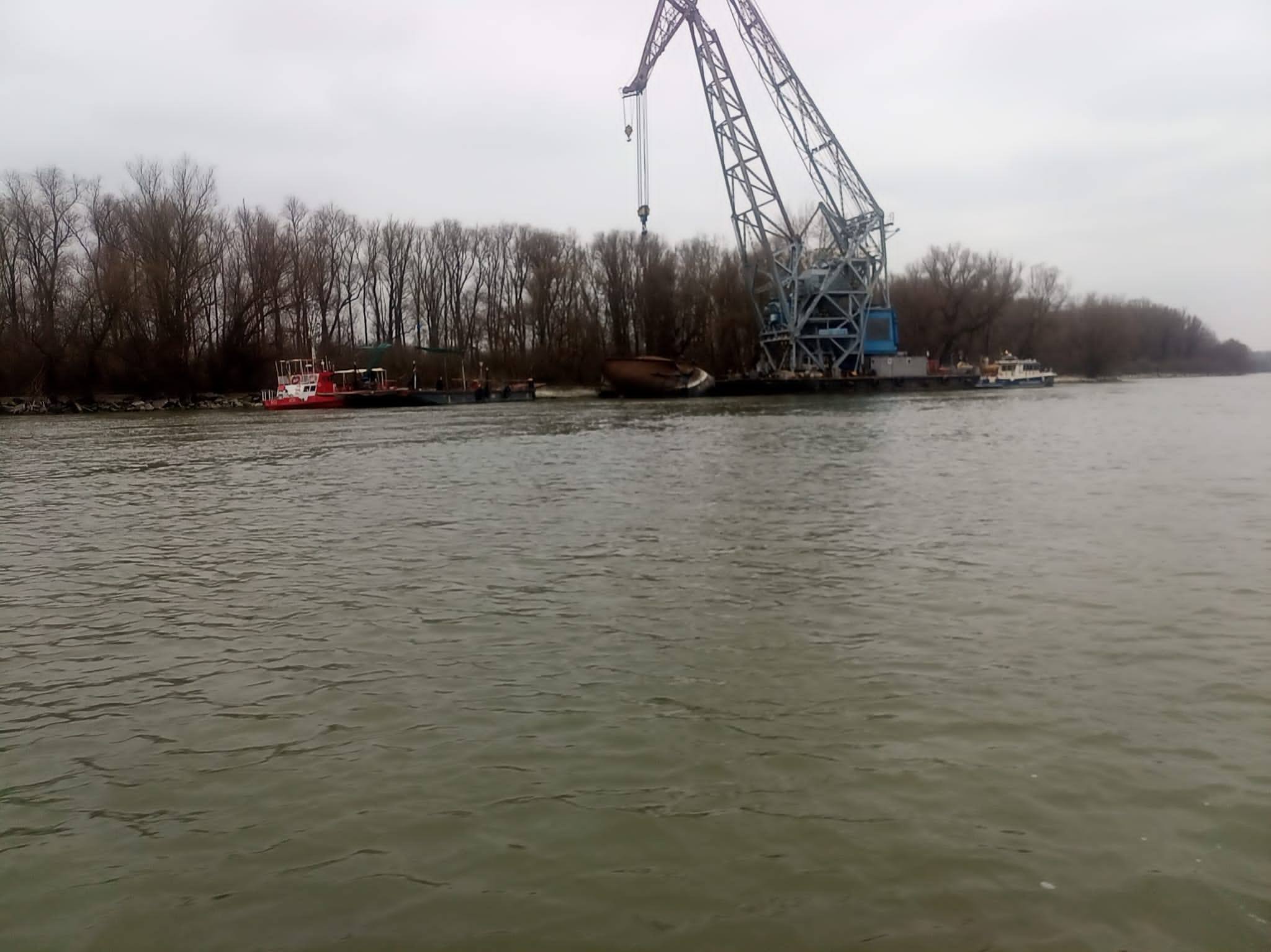 Macara plutitoare de 100 de tone, folosită pentru ridicarea unei pilotine scufundate în Canalul Sulina