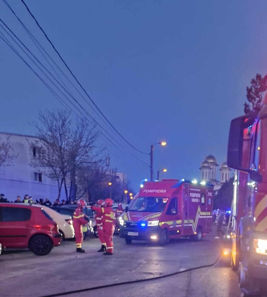 Incendiu în Henri Coandă: 11 persoane au ajuns la spital. Un bărbat este în stare critică