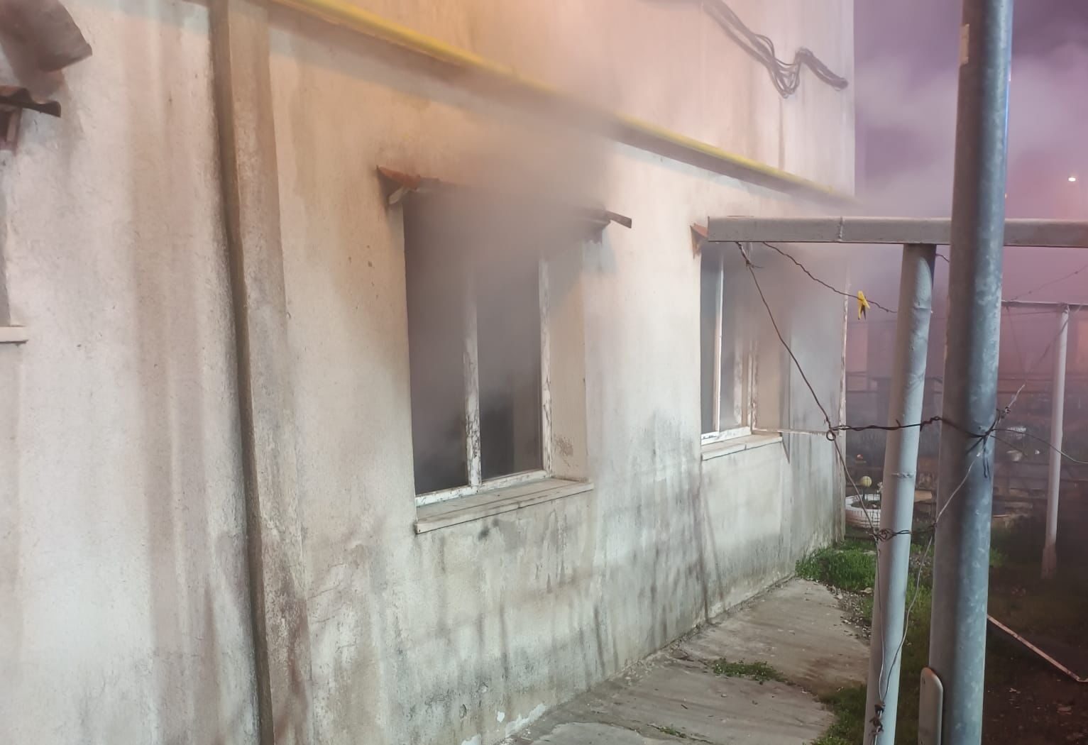 Tragedie în Tulcea. Mamă și fiu, morți după ce casa le-a luat foc de la un cablu electric defect