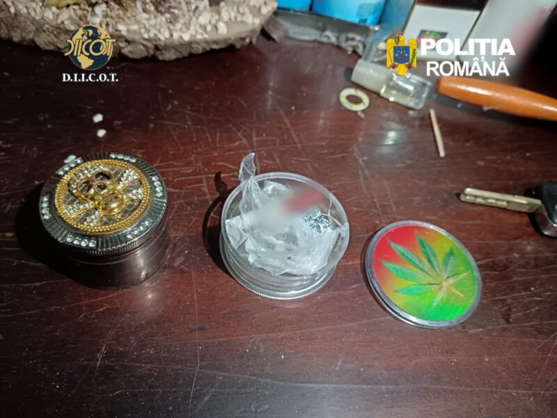 Droguri vândute inclusiv minorilor. Doi tineri de 19 ani, arestați după o anchetă de amploare la Tulcea