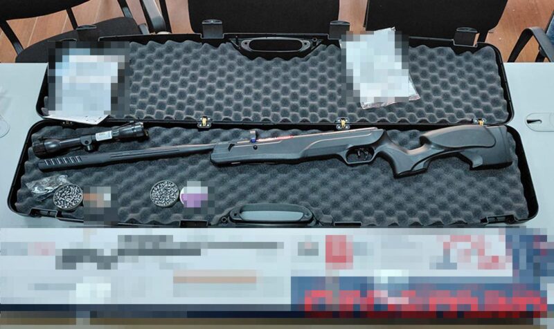 Armă cu aer comprimat și 200 de proiectile, descoperite pe un aeroport din România