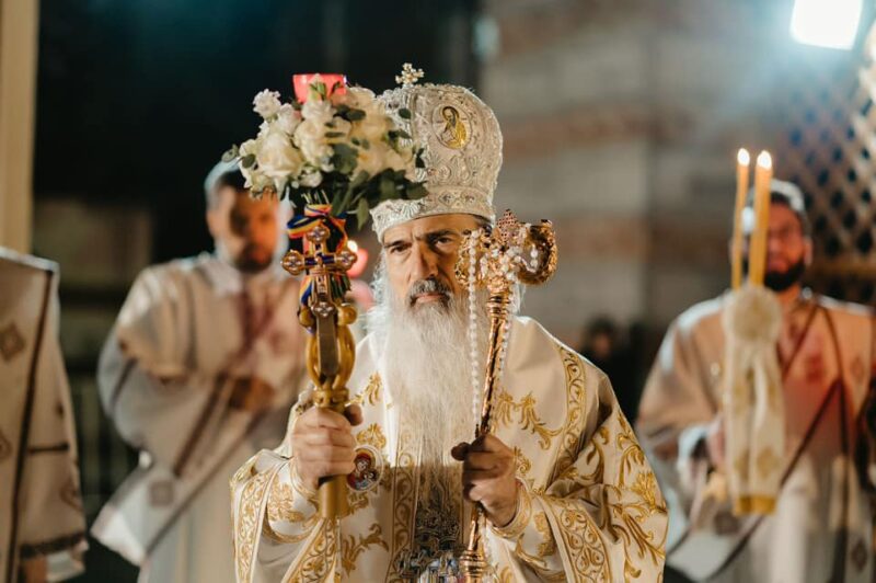 ÎPS Teodosie a adus Lumina Sfântă pe mare: Să alungăm toată frica care a cuprins pe mulţi. Dacă a venit Lumina, suntem cu Dumnezeu!