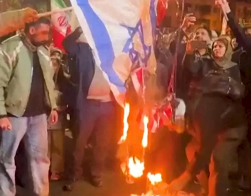 „Moarte Americii, moarte Israelului”. Mii de iranieni au sărbătorit armistiţiul în stradă, arzând steaguri americane şi israelien