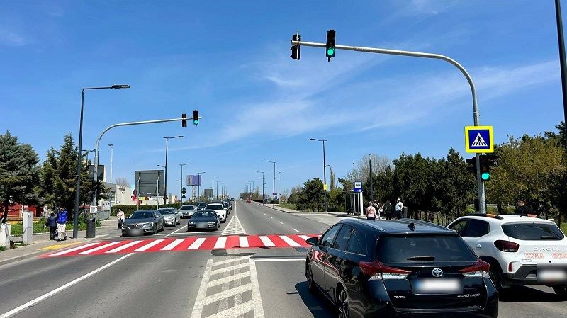 Atenție, șoferi! Semafor nou, la trecerea de pietoni din zona Doraly Mall