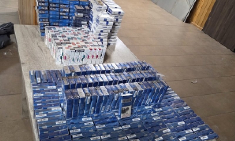 Țigări de contrabandă ascunse printre haine, descoperite în Vama Veche de polițiștii de frontieră