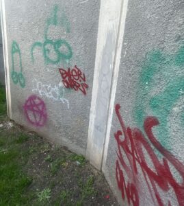 Adolescenți amendați după ce au fost surprinși făcând graffiti în Parcul Arheologic din Constanța