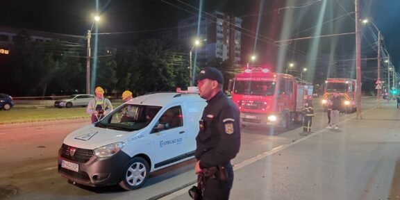 Night scene with a police officer in the foreground, a white Distrigas van, and red fire engines behind.