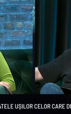 Split-screen interview: woman in a lime-green sweater on the left and a tattooed man on the right; brick wall behind the left panel, dark blue curtains behind the right panel, bottom Romanian caption visible
