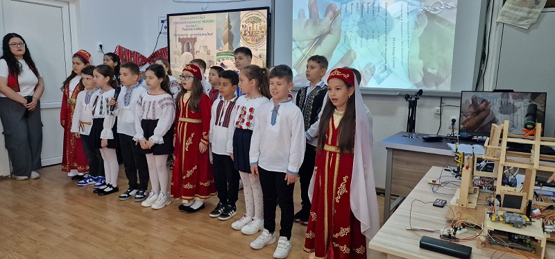 Școala Gimnazială „Constantin Brâncuși” din Medgidia, în haine de sărbătoare. Ziua Școlii celebrată în stil european
