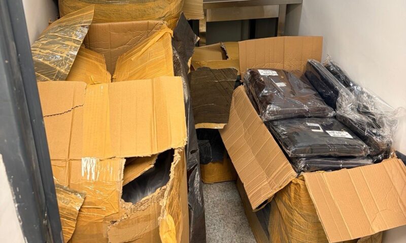 Îmbrăcăminte contrafăcută de un milion de lei, descoperită de polițiștii de frontieră constănțeni