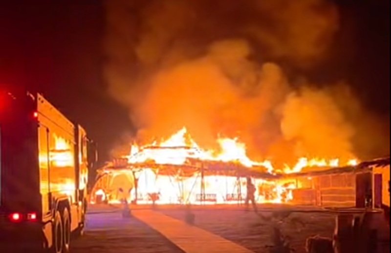 Incendiu în Mamaia: un beach-bar a fost mistuit de flăcări în câteva minute