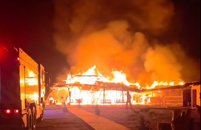 Incendiu în Mamaia: un beach-bar a fost mistuit de flăcări în câteva minute