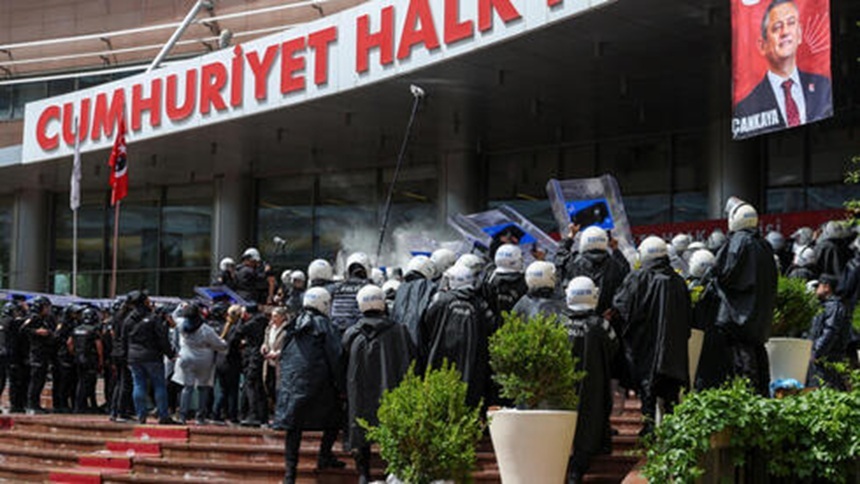 Poliția turcă a luat cu asalt sediul CHP din Ankara în urma unei crize politice majore: gaze lacrimogene și violențe între susținători și forțele de ordine