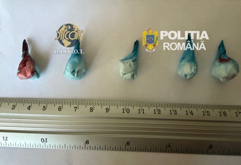 Percheziții în Mangalia. Un bărbat de 35 de ani vindea cocaină cu sume cuprinse între 1.200 şi 2.000 de lei la o tranzacţie
