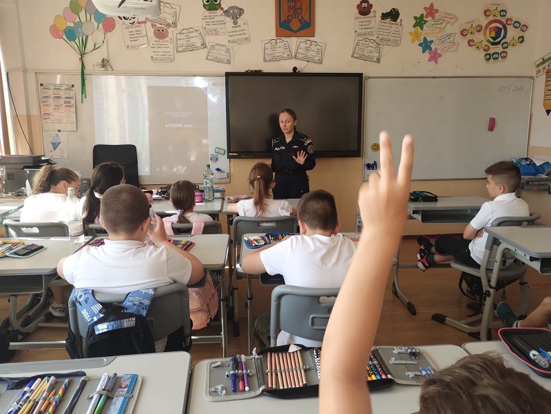 Activități de prevenire a bullyingului în școlile din Constanța. Polițiștii au organizat acțiuni educative pentru elevi