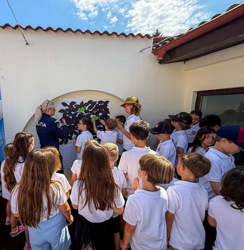Activități de prevenire a bullyingului în școlile din Constanța. Polițiștii au organizat acțiuni educative pentru elevi