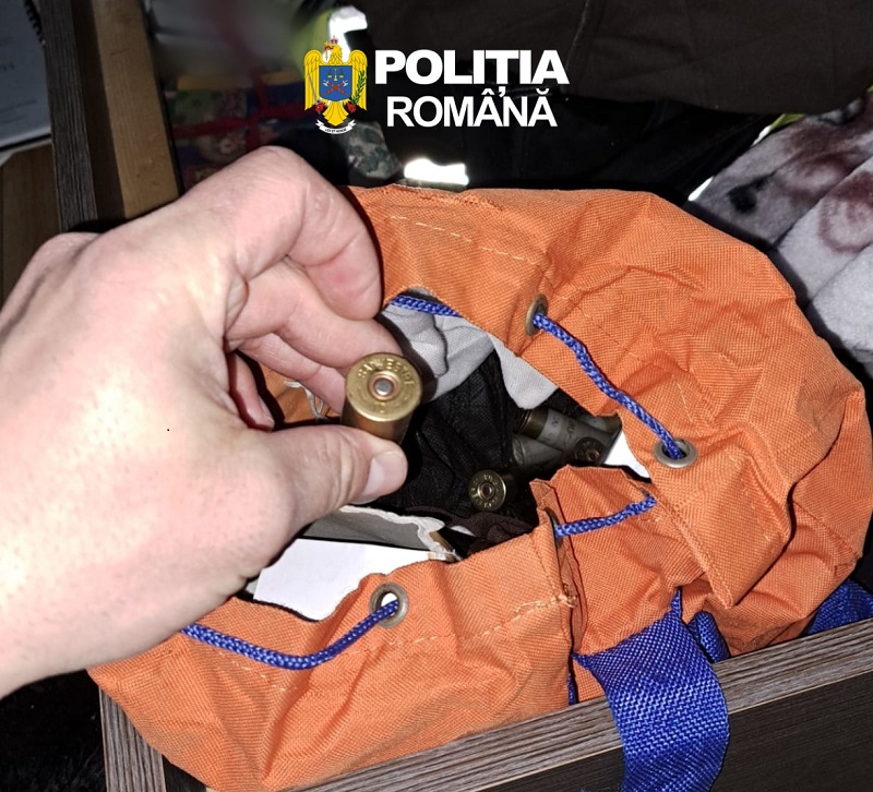 Percheziții la Băneasa și Negureni într-un dosar de înșelăciune. Arme, bani și produse fitosanitare expirate, descoperite de polițiști