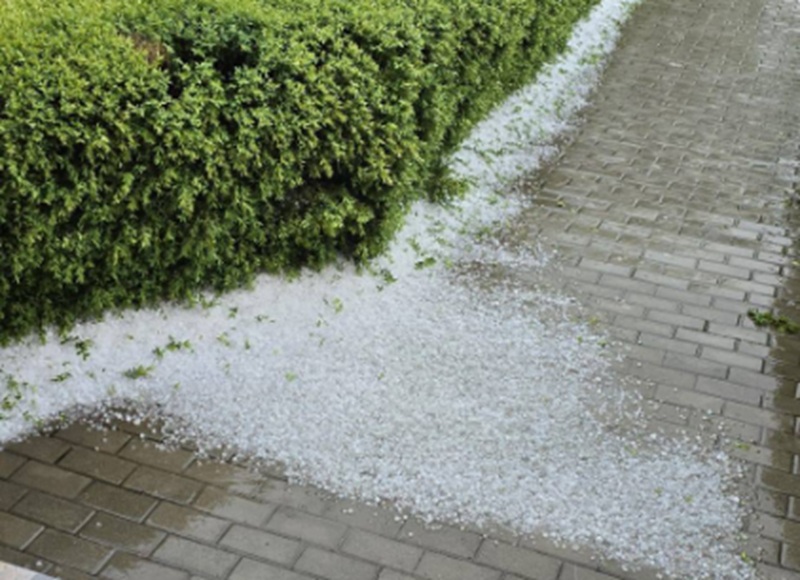 Codul portocaliu a făcut prăpăd în Dumbrăveni, județul Constanța! Străzile au fost acoperite de grindină în doar câteva minute
