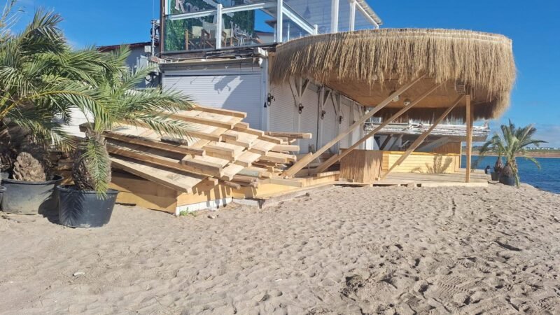 Intervenție ABADL la Vama Veche. Structură ilegală dezafectată de pe plajă