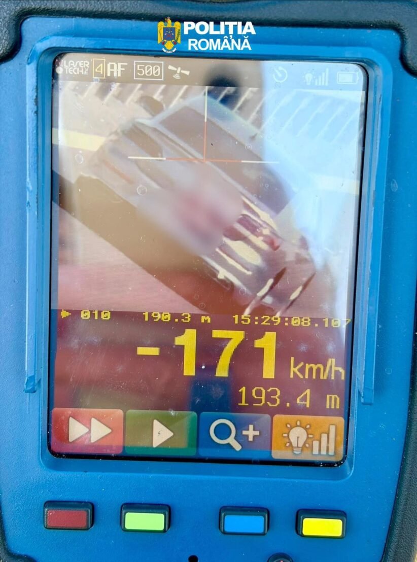 Screen view from a Romanian police radar gun showing a blurred vehicle in the sight reticle, logo 'POLI ț IA ROMÂNIA' at top, speed readout -171 km/h at 193.4 m.