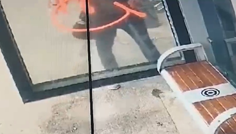 Constănțean prins după ce a vandalizat o stație de autobuz. A fost amendat cu 3.000 de lei și pus să facă curat