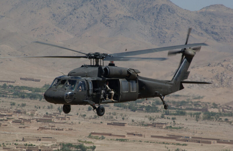 Elicoptere americane Black Hawk și Apache, mutate în România. Tranzit aerian prin Bulgaria în cadrul unei rotații NATO