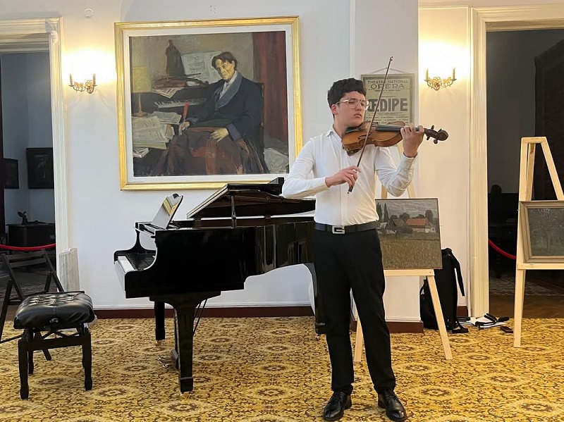 Sebastian Baciu, elev al Colegiului de Arte „Regina Maria”, pregătire artistică la nivel înalt în cadrul PerformArt