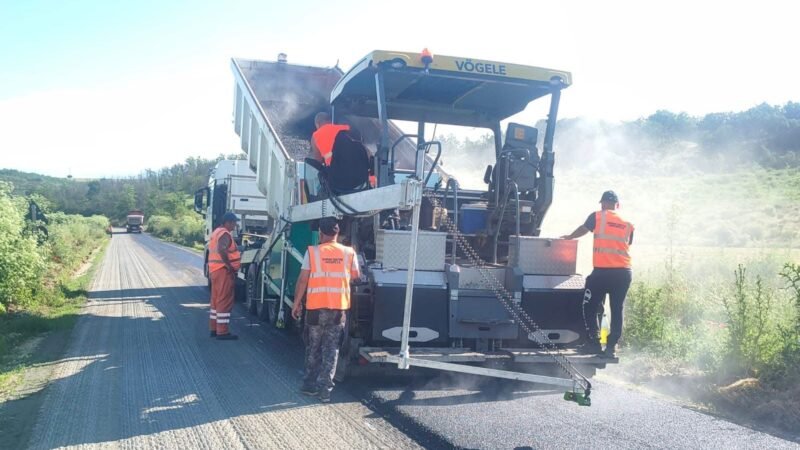 Continuă lucrările de modernizare a drumurilor județene