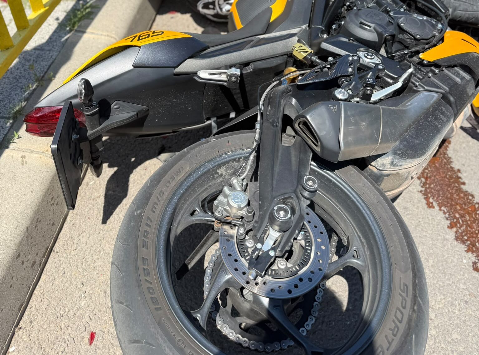 Accident între un autoturism și o motocicletă în Constanța. Un bărbat a ajuns la spital