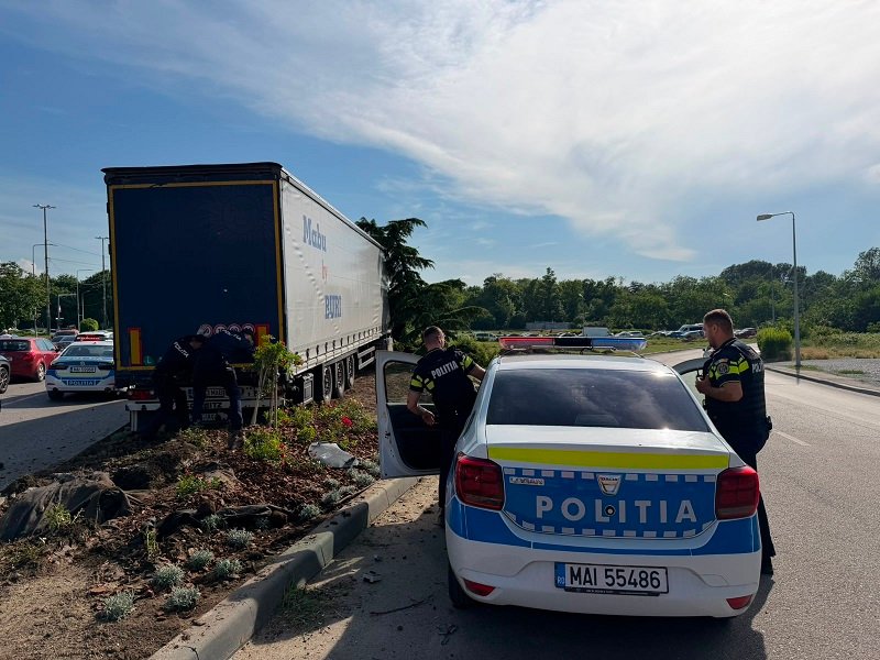Trafic dat peste cap în Constanța. Un TIR a acroșat mai multe mașini și un autobuz