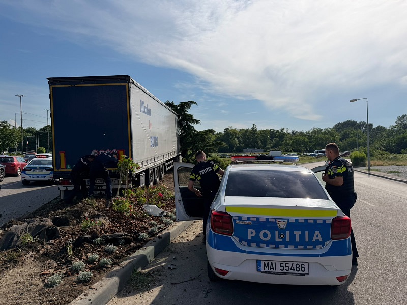 Trafic dat peste cap în Constanța. Un TIR a acroșat mai multe mașini și un autobuz