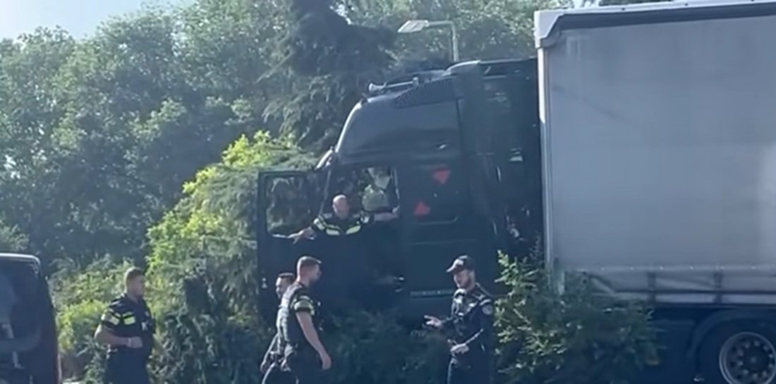 ACCIDENTUL DE LA CONSTANȚA. Poliția Locală: Poliţiştii locali au folosit spray lacrimogen şi au încercat să-l imobilizeze ca să prevină o tragedie. TIR-ul nu avea autorizaţie pentru acel traseu