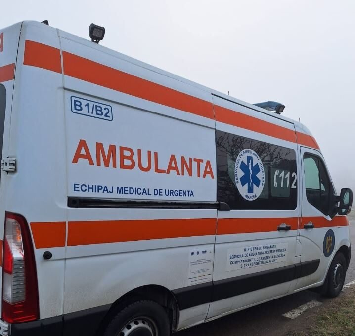Persoană la un pas de înec într-o piscină din Neptun. Victima, transportată la spital