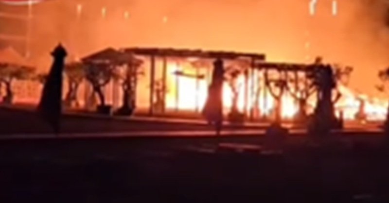 Două beach baruri din Mamaia, distruse într-un incendiu violent