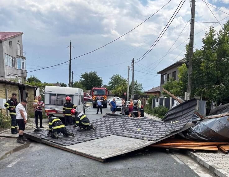Furtuna a făcut prăpăd în Murfatlar! Copaci doborâți și acoperișuri smulse de vânt