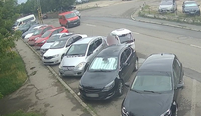 Hoți văzuți pe camere chiar în timp ce furau boilere și calorifere dintr-un bloc din cartierul Henri Coandă