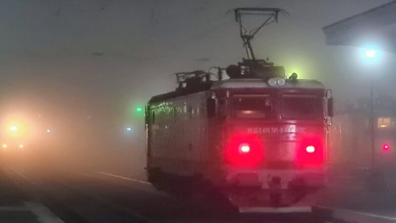 Pasagerii unui tren spre Constanța și Mangalia au rămas blocați ore întregi în gara Mircea Vodă