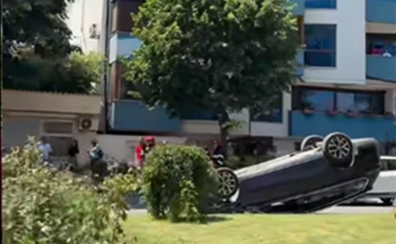  Accident pe bulevardul Mamaia din Constanța. O mașină s-a răsturnat