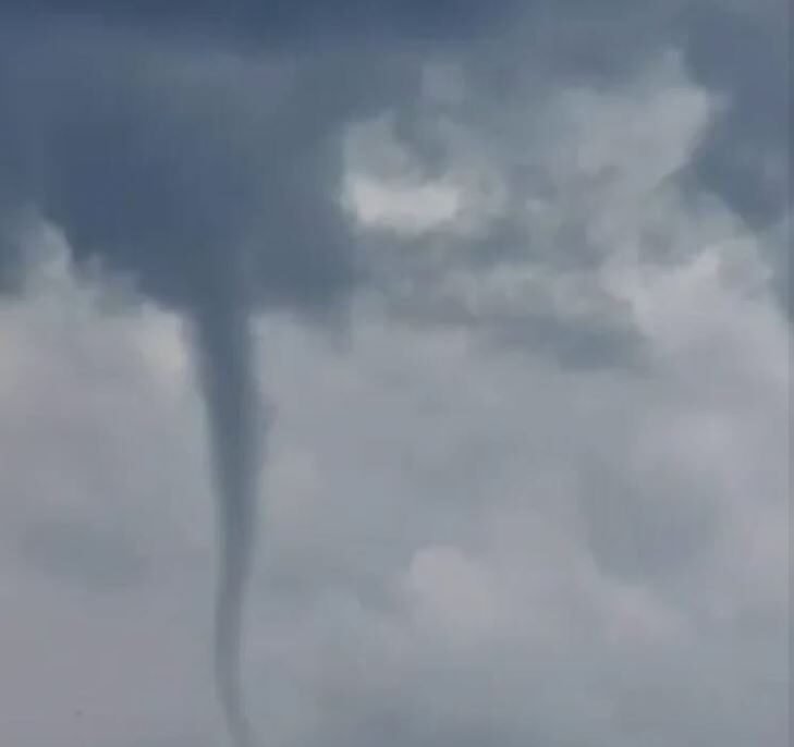 Fenomen spectaculos pe cerul Ploieștiului. O tornadă a fost filmată deasupra orașului