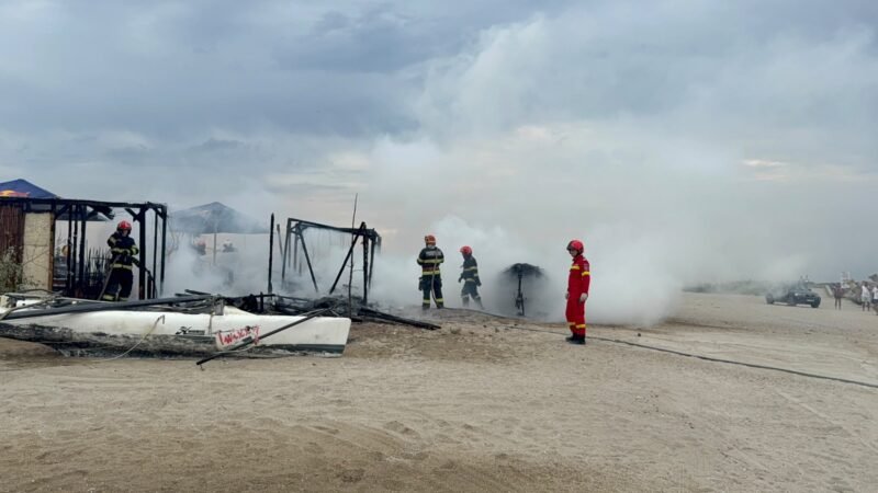 Flăcări pe plaja din Constanța! O magazie de la Zoom Beach a fost cuprinsă de incendiu