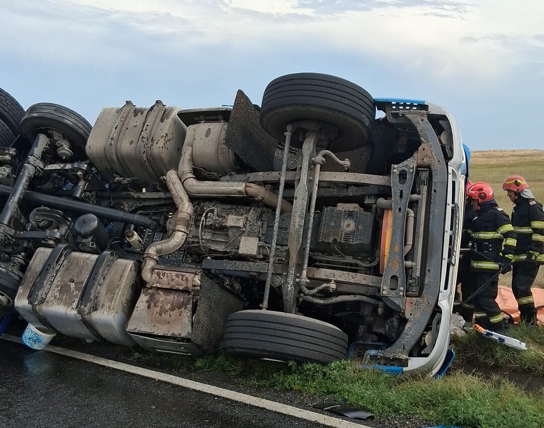 Șofer încarcerat după ce un TIR s-a răsturnat pe DN22, în județul Constanța. Circulația este oprită