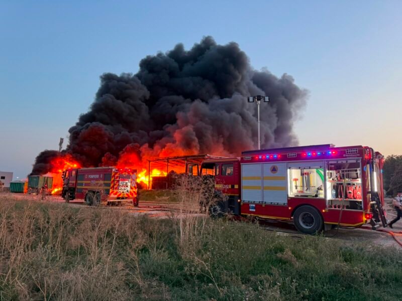 Incendiul de la centrul de colectare din Lumina a fost stins. Pompierii continuă intervenția după o noapte de foc