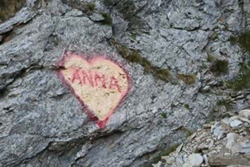 Turist filmat în timp ce desena cu spray o declarație de dragoste pe Transfăgărășan. Val de reacții pe internet: „Anna, ține-ți prostul acasă!”