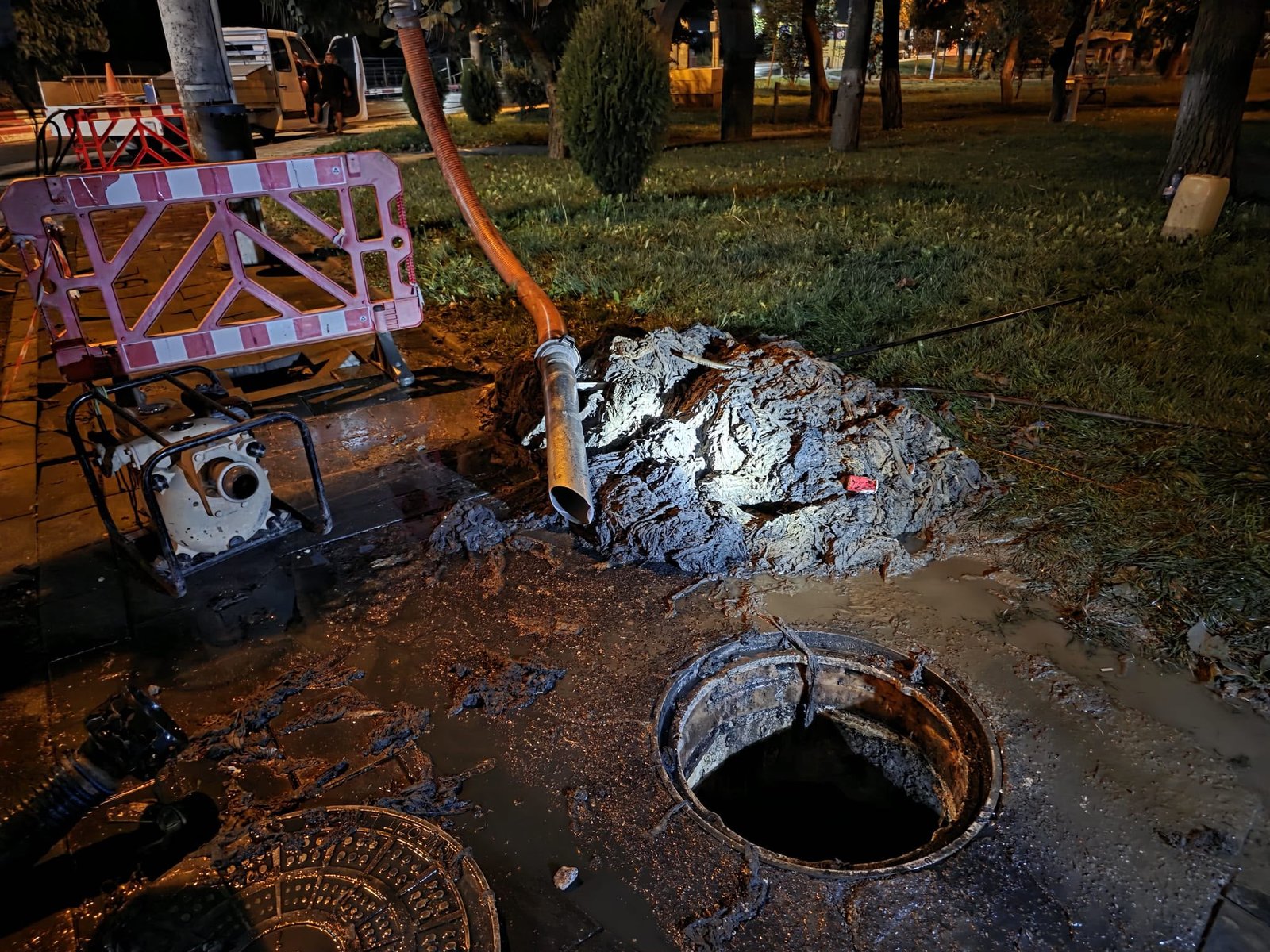 ANUNȚ RAJA. Intervenție complexă pentru deblocarea colectorului principal de canalizare din orașul Năvodari