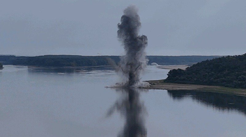 Centrala de la Cernavodă câștigă timp. Armata a reușit detonarea stâncii care bloca devierea Dunării