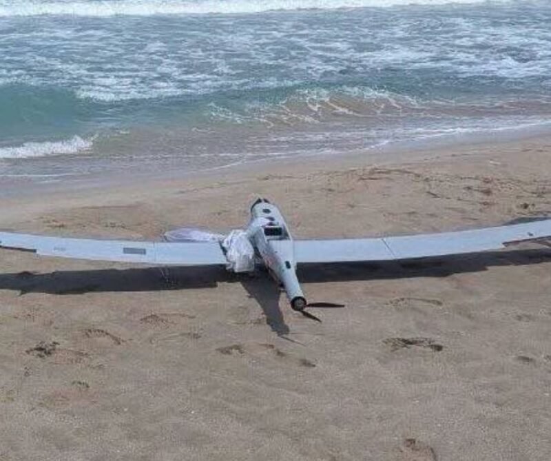 Fragment de dronă, descoperit pe plaja Neversea din Constanța. Bucata a fost adusă de valuri la mal
