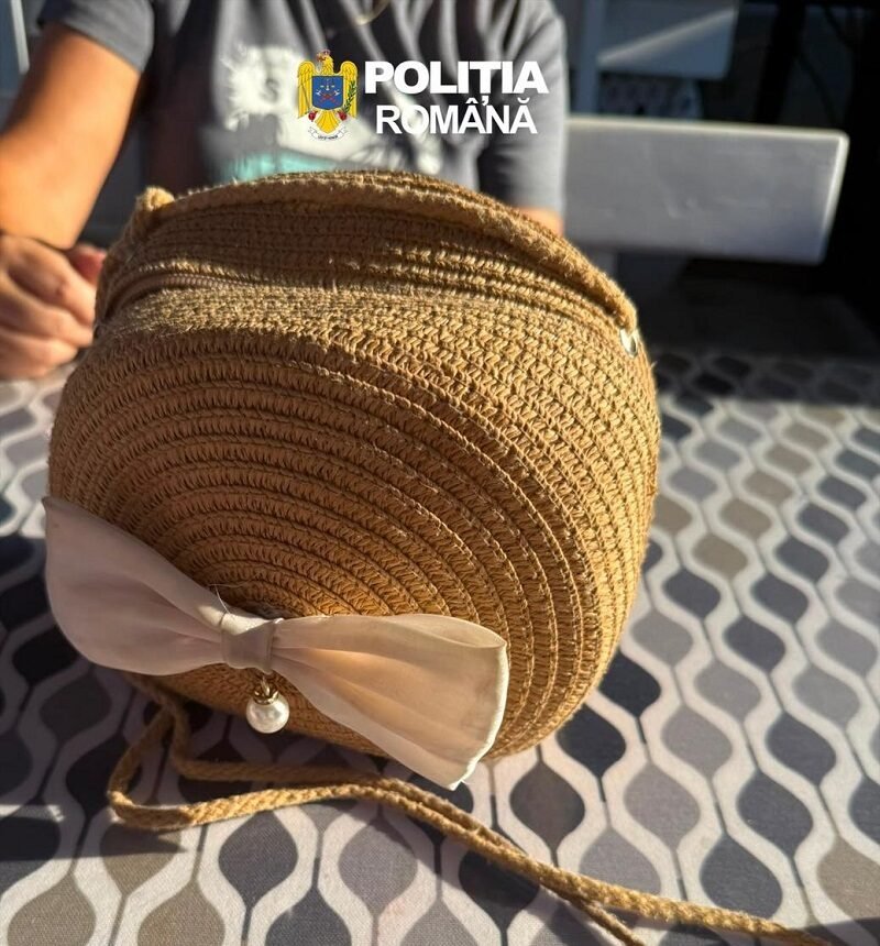 Gest exemplar pe plaja din Vama Veche! O femeie a găsit o geantă cu bani și documente și a anunțat Poliția
