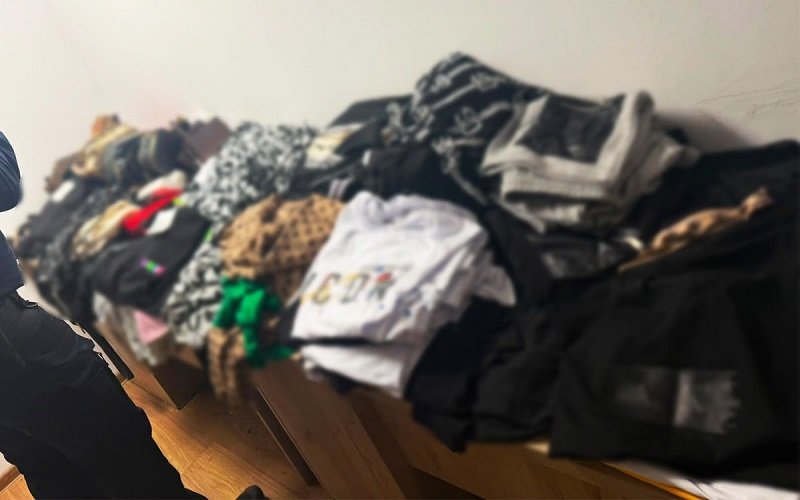 Lovitură dată comerțului cu produse contrafăcute. Marfă de peste 90.000 de lei, confiscată de poliţiştii de frontieră