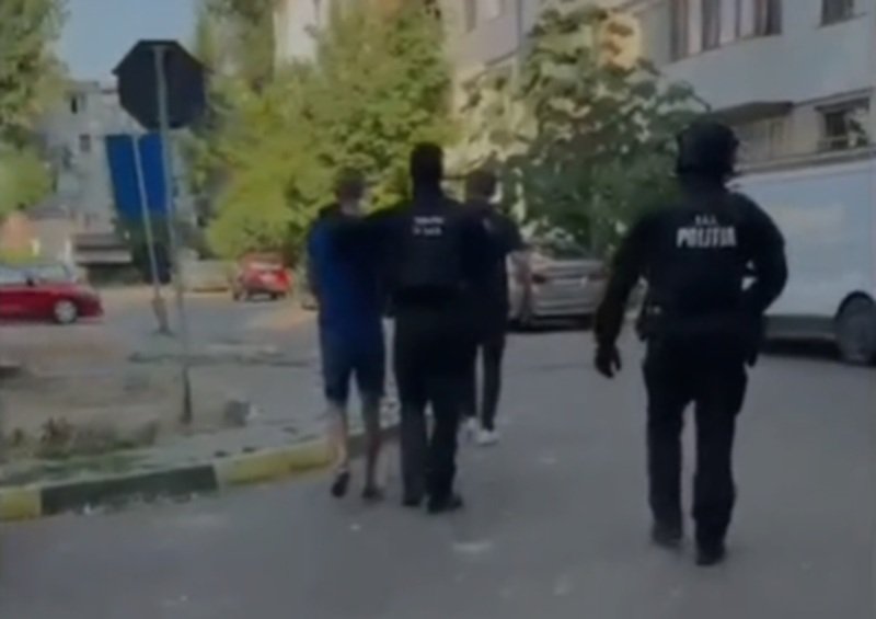 Polițiștii constănțeni au reținut doi bărbați care au furat bijuterii din aur și argint și 30.000 de lei dintr-o locuință