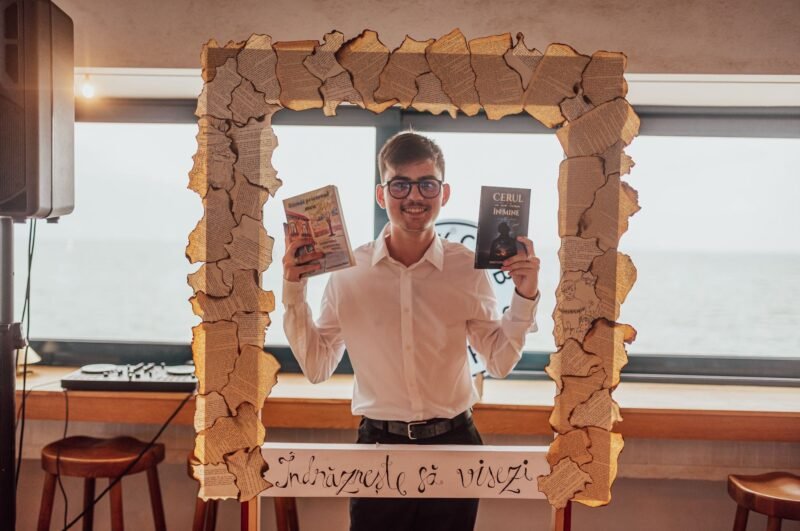 Eveniment editorial la Constanța. Elevul Ionuț Florentin Matei a lansat volumele „Rămâi prietenul meu” și „Cerul nu mai încape în mine”